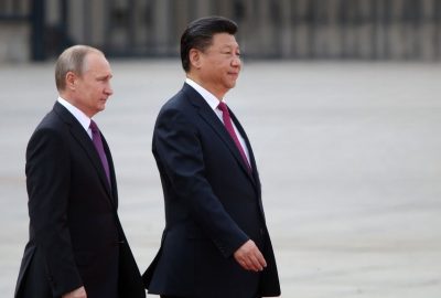 Xi Jinping (Chine) et Vladimir Poutine (Russie) marchent côte à côte
